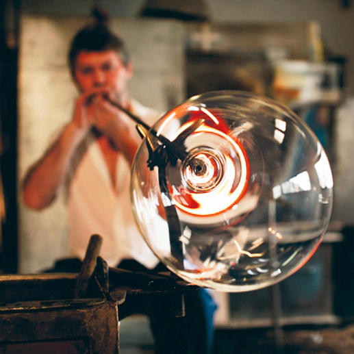 Travail artisanal soigné rappelant tout le savoir-faire des souffleurs de verre
vénitiens de la Renaissance. Travail artisanal soigné rappelant tout le savoir-faire des souffleurs de verre
vénitiens de la Renaissance.