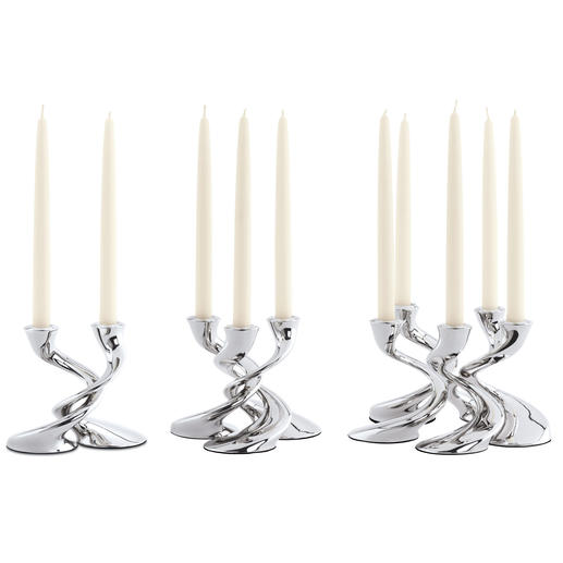 Utilisé en solo, duo, trio ou en candélabre, le chandelier de Robert Welch est un remarquable virtuose de la transformation. Utilisé en solo, duo, trio ou en candélabre, le chandelier de Robert Welch est un remarquable virtuose de la transformation.