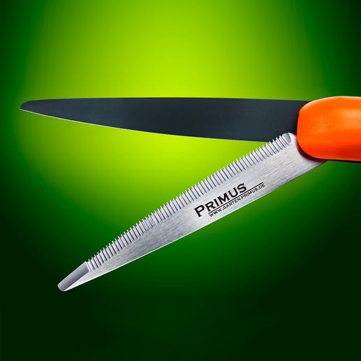 À l’instar des couteaux dentés, cette lame conserve son tranchant plus longtemps qu’un modèle à finition lisse. Idéal pour couper de petites branches.