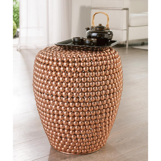 Dot Stool Copper Tendance cuivre. Fait main avec des centaines de demi-sphères en métal. Chaque tabouret est une pièce unique.