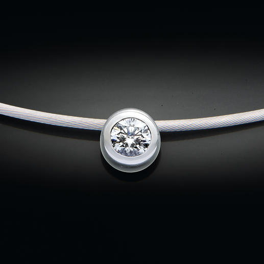 Bague spirale ou Collier câble brillant Parfaitement mis en scène : le précieux solitaire brillant sur un collier câble puriste.