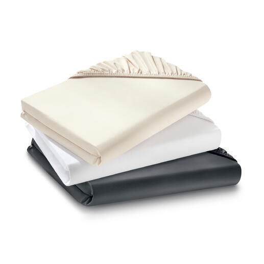 Trois draps-housses de luxe empilés.