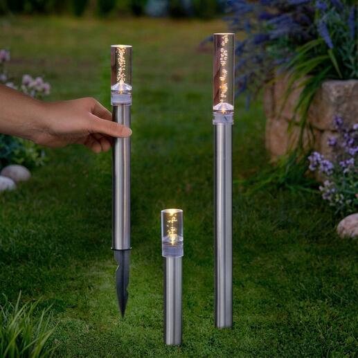 Ensemble de tiges LED solaires dans le jardin.
