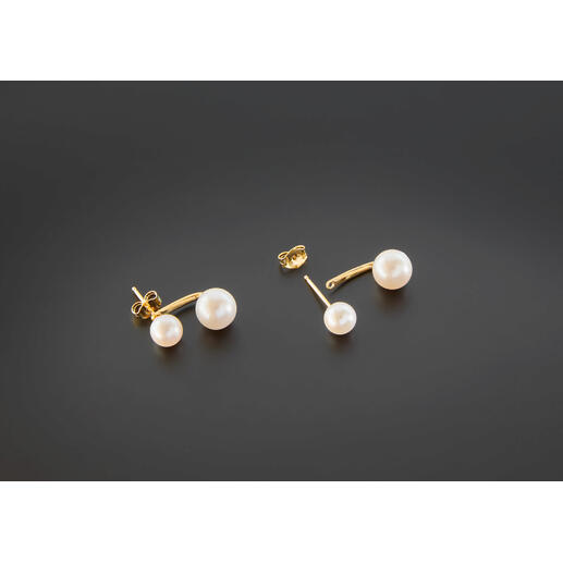 Deux boucles d'oreilles avec des perles flottantes en argent doré.