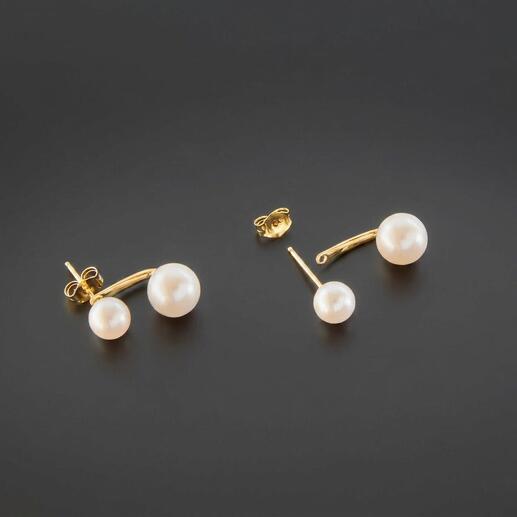 Deux boucles d'oreilles avec des perles flottantes en argent doré.