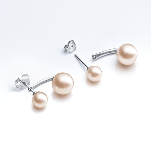 Boucles d'oreilles 2-en-1 avec perles flottantes en argent, élégamment présentées.