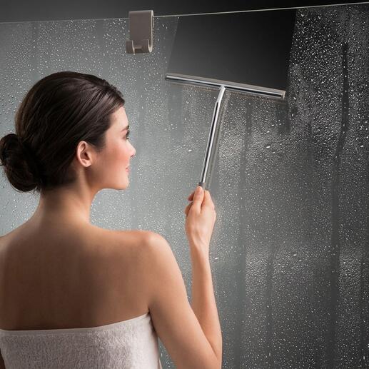 Essuie-glace de douche XL avec poignée chromée et crochet en silicone en cours d'utilisation.