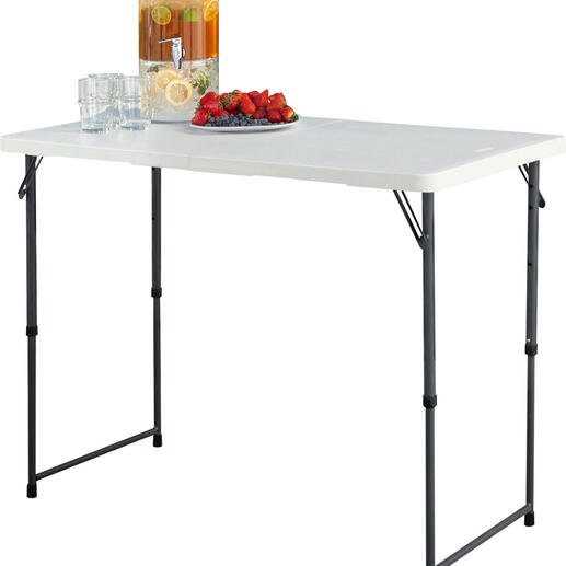 Une table pliante réglable en hauteur avec des boissons et des collations sur une terrasse.