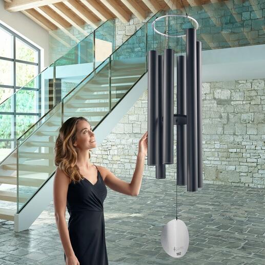 Géant carillon éolien avec plusieurs tubes dans une pièce moderne.