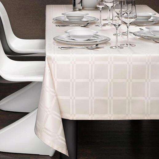Table élégante dressée avec nappe anti-taches.