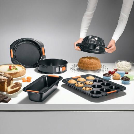 Moules antiadhésives Le Creuset sur une table avec des gâteaux et des biscuits.