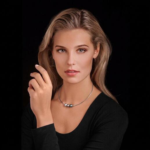 Femme portant fièrement un collier de perles de Tahiti s'approchant.
