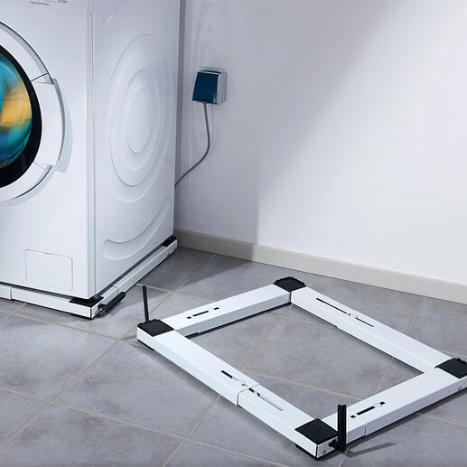 Roller pour gros appareils, cadre à côté de la machine à laver sur le sol en carrelage