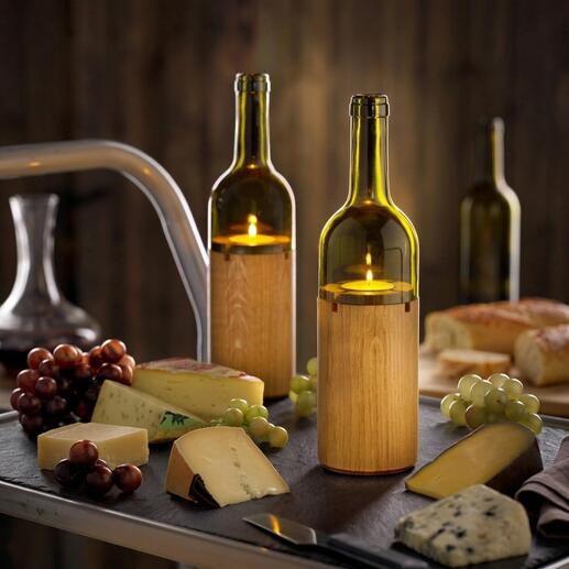 Deux lumières de vin sur une table avec du fromage et des raisins.