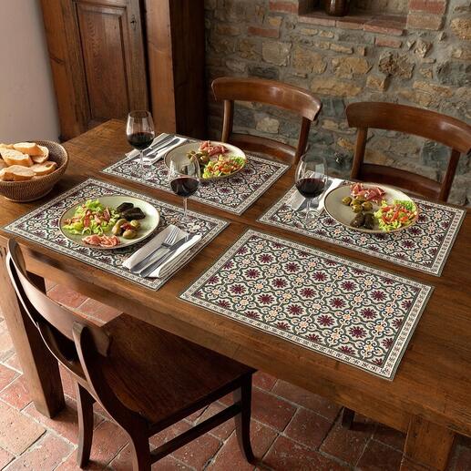 Table dressée avec des sets de table marocains et des plats.