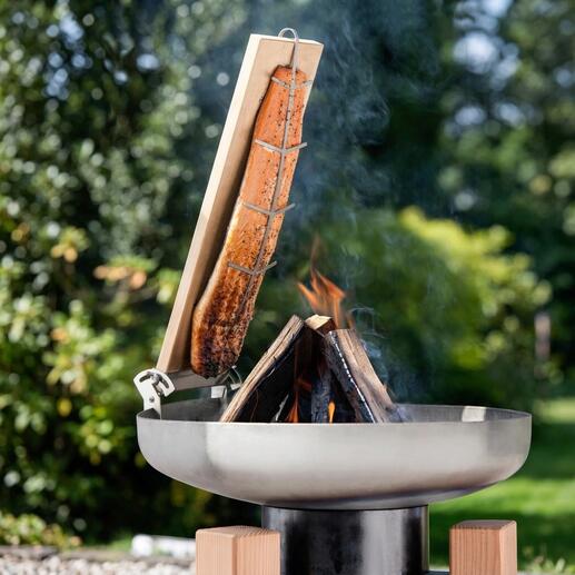 Set de saumon flambé avec filet de saumon au-dessus du feu