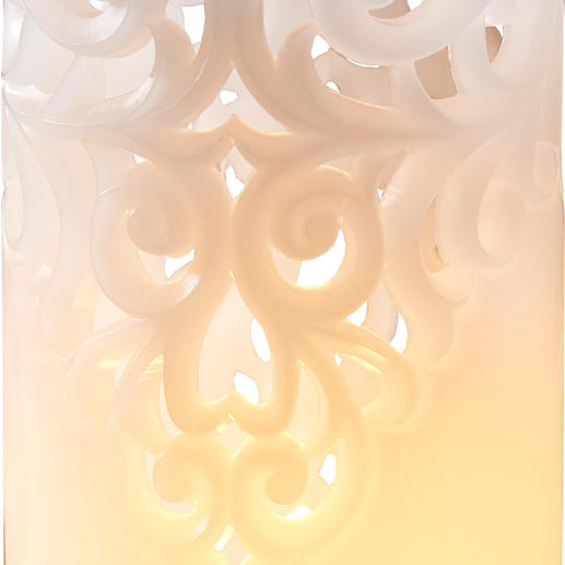 Le motif à vrilles décoratives en trois dimensions rappelle les précieux poignets en dentelle. Le motif à vrilles décoratives en trois dimensions rappelle les précieux poignets en dentelle.