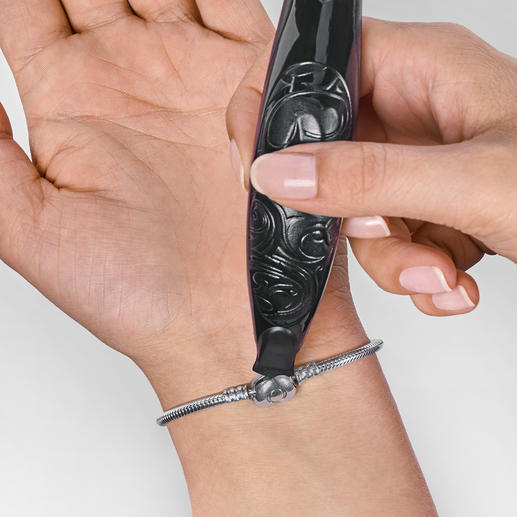 Gaucher ou droitier, fermer votre bracelet ne sera plus un problème. Gaucher ou droitier, fermer votre bracelet ne sera plus un problème.