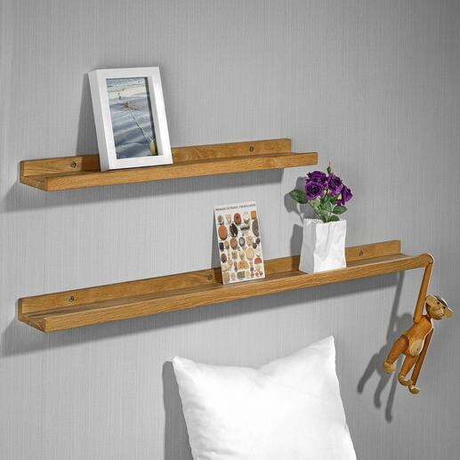 Deux corniches en bois pour exposer des photos et de la décoration.