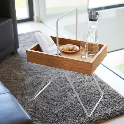 Table-plateau Emil Design rétro tendance, lauréat du prix « FORM 2017 ». En précieux bois de chêne et aluminium.