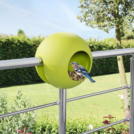 Mangeoire Birdball Astucieux objet design en synthétique : à poser sur la balustrade et remplir de graines.