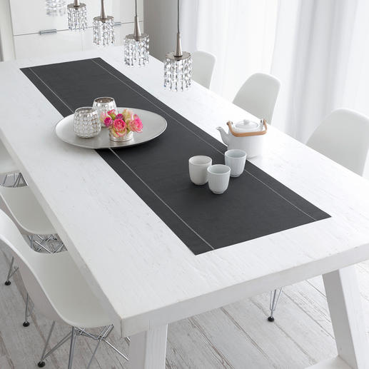 Un point d’attraction sur votre table : le chemin de table en coton décliné en gris anthracite intemporel. Un point d’attraction sur votre table : le chemin de table en coton décliné en gris anthracite intemporel.