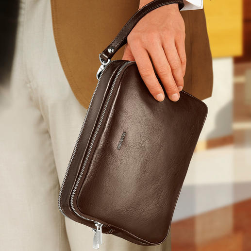 La dragonne en cuir vous permet de porter le sac confortablement au poignet. La dragonne en cuir vous permet de porter le sac confortablement au poignet.