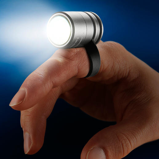 L’anneau vous permet de l’utiliser en tant que lampe de travail ou de lecture. L’anneau vous permet de l’utiliser en tant que lampe de travail ou de lecture.