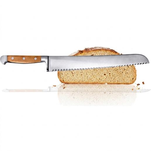 Couteau à pain avec un manche en bois et une lame dentelée à côté d'une tranche de pain.