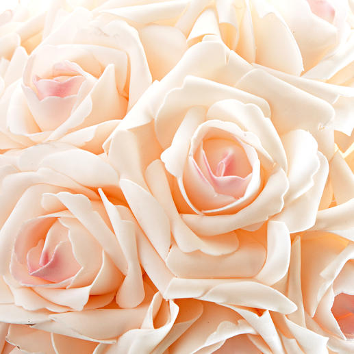 Réplique fidèle : les roses semblent récoltées au plus beau stade de leur floraison. Réplique fidèle : les roses semblent récoltées au plus beau stade de leur floraison.