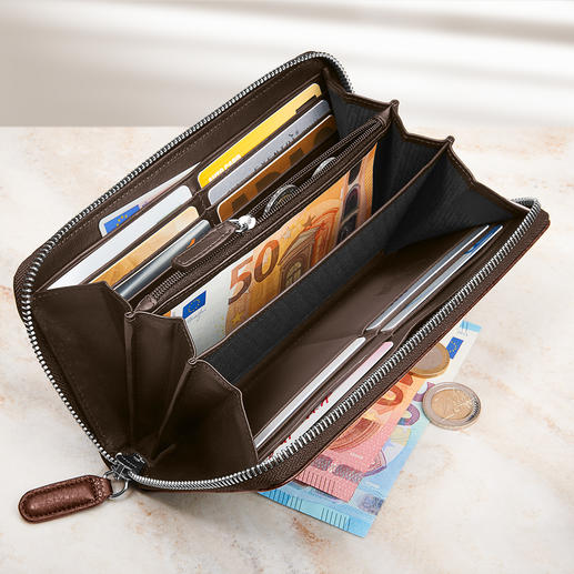Avec 12 compartiments pour cartes, 5 grands compartiments pour billets, reçus ... et un compartiment zippé. Avec 12 compartiments pour cartes, 5 grands compartiments pour billets, reçus ... et un compartiment zippé.