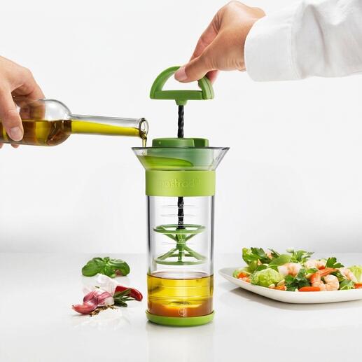 Qwik Wisk™ fouet à main mélangeant de l'huile et des ingrédients.