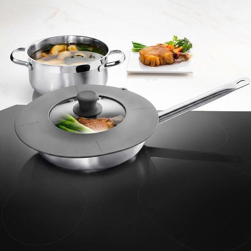 Couvercle universel 7 en 1 sur deux casseroles sur la cuisinière.