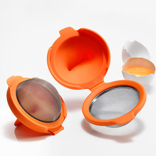 Ensemble de 2 pocher des œufs orange avec un œuf ouvert en arrière-plan.
