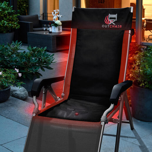 Coussin de chaise de jardin chauffant sur une chaise pliable en extérieur.
