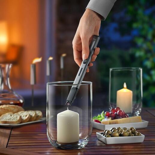 Main utilisant un allume-cigare pour allumer une bougie