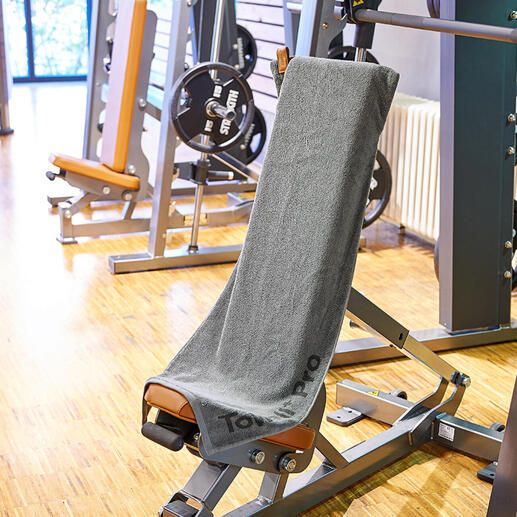 Serviette de sport magnétique sur un banc d'entraînement dans la salle de sport