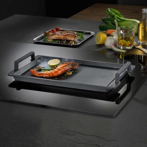 Plaque Teppanyaki avec crevettes et légumes sur une plaque de cuisson.