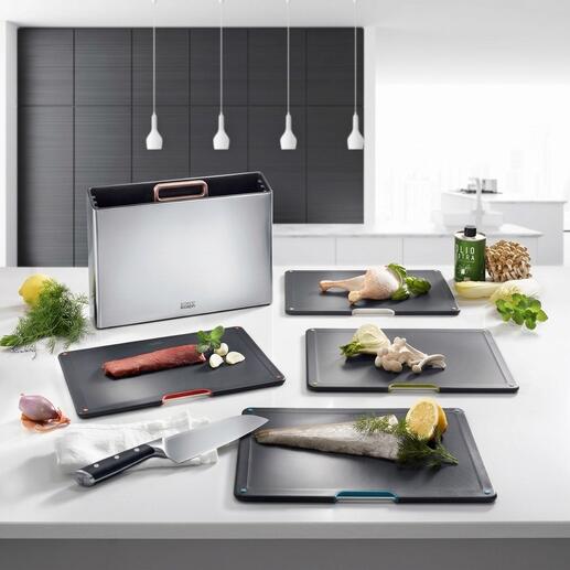 Organiseur compact de planches à découper avec cinq planches aiguisées sur un plan de travail