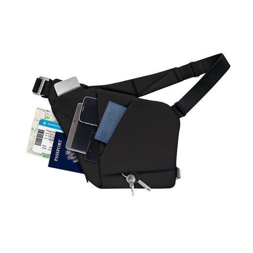 Quatre compartiments rembourrés à la coupe spécialement étudiée offrent de la place pour trois appareils nomades, portefeuille, lunettes, clés, chargeur … Quatre compartiments rembourrés à la coupe spécialement étudiée offrent de la place pour trois appareils nomades, portefeuille, lunettes, clés, chargeur …