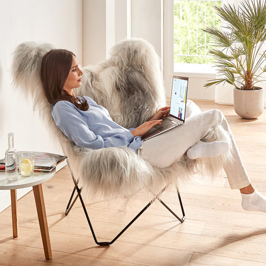 Le dossier du fauteuil affiche une largeur et une hauteur généreuses – pour un confort d’assise indiscutable, même pour les personnes de grande taille. Le dossier du fauteuil affiche une largeur et une hauteur généreuses – pour un confort d’assise indiscutable, même pour les personnes de grande taille.
