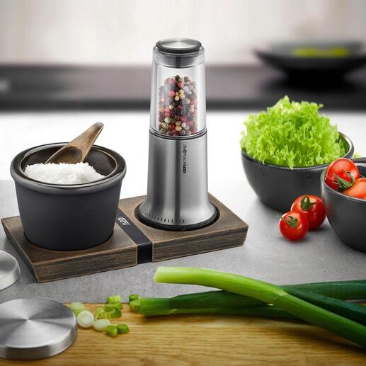 Moulin à poivre/sel X-Plosion® sur une table avec des légumes.