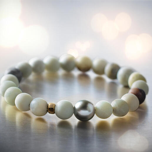 Bracelet en amazonite avec perle de Tahiti sur un fond argenté
