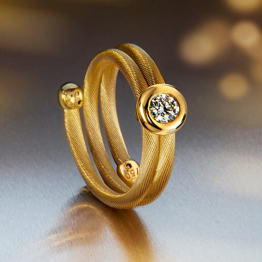 La bague à diamants dans le même matériau est parfaitement adaptée au collier.
