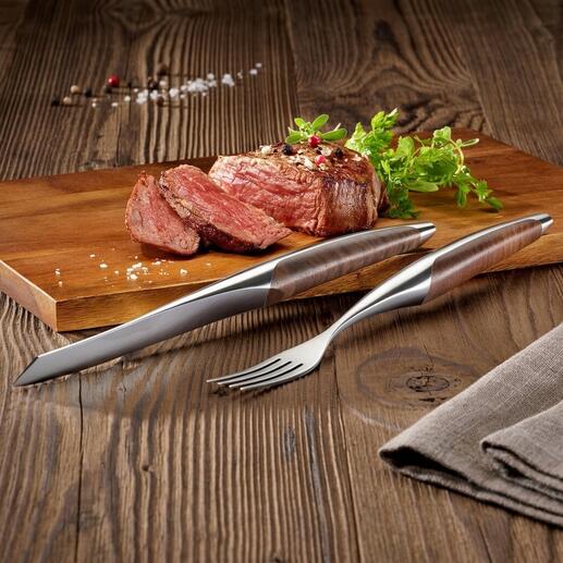 Ensemble de couteau et fourchette à steak servi avec un steak.