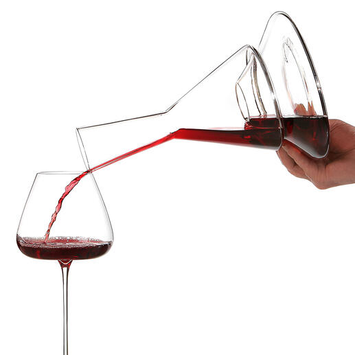 Lorsque vous versez le vin dans un verre, il est enveloppé d’air de manière intensive. Le goût et les arômes peuvent ainsi complètement se déployer.