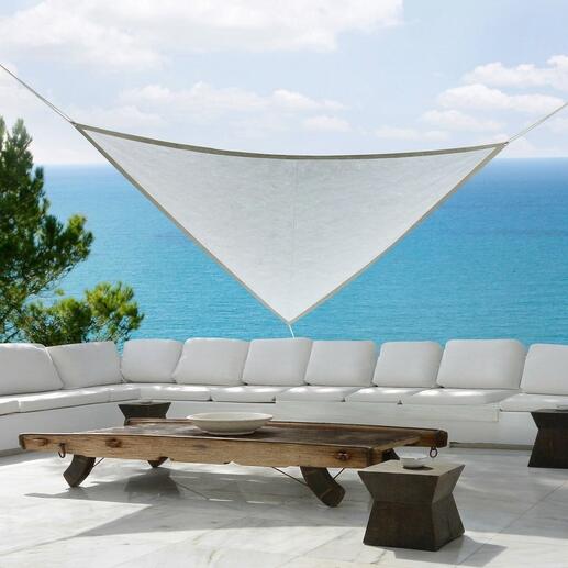 Voile solaire au-dessus d'un mobilier de terrasse moderne près de la mer
