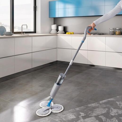 Mop à spray 360° utilisée sur un sol.