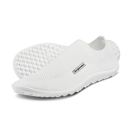 Chausson Barfuß-leguano® blanc, légèrement incliné au sol.