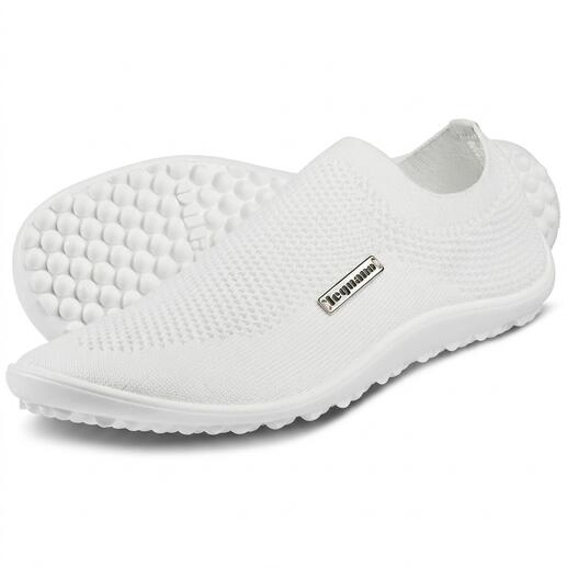 Chausson Barfuß-leguano® blanc, légèrement incliné au sol.